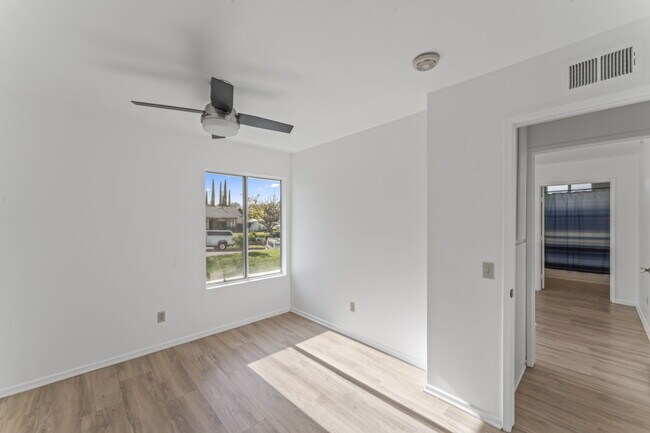 Building Photo - "Charming 2-Bed, 2-Bath Gem with RV Access in Santa Clarita!"