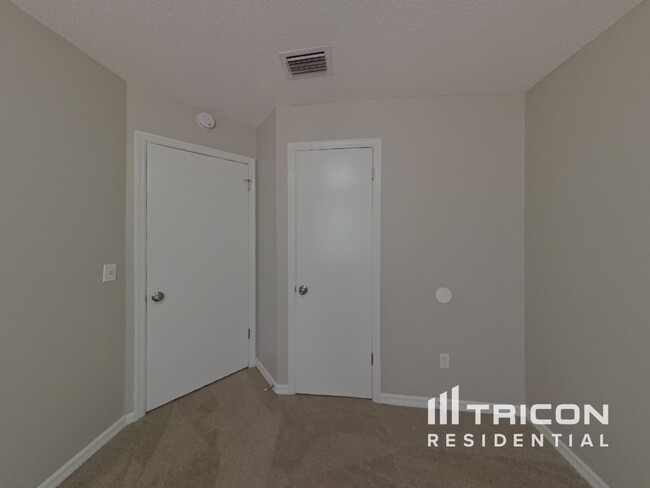 Building Photo - 6466 Diamond Leaf Ct N
