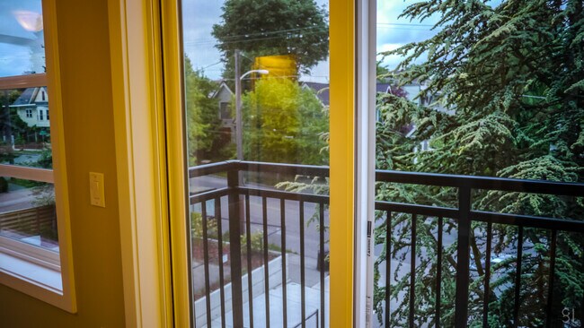 Building Photo - 2215 E John St