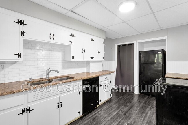 Building Photo - 4470 Seneca St