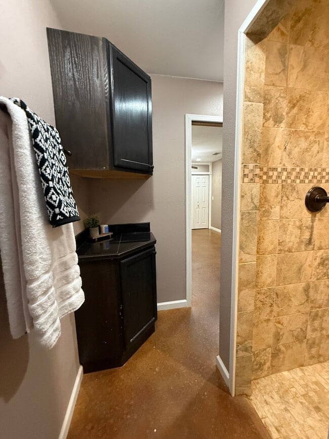 Building Photo - 2 bedroom home fully fenced on nearly an a...