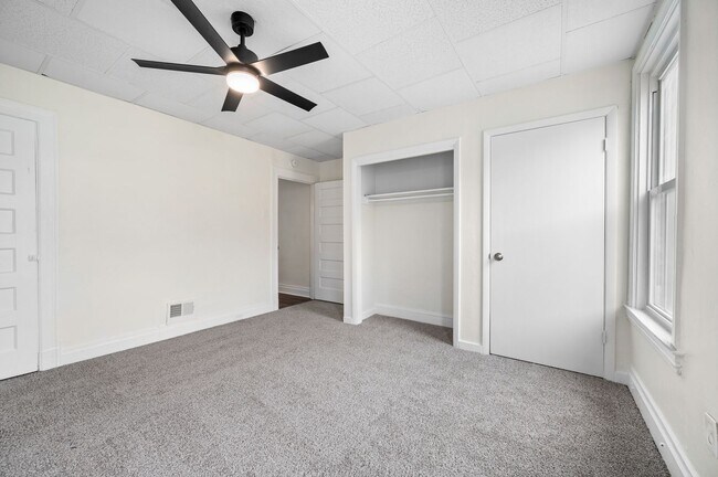 Building Photo - 3 bed 1 bath - newly updated, central air, laundry.