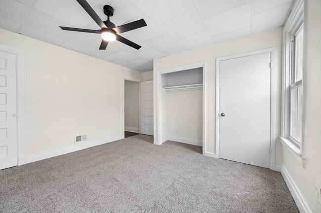 Building Photo - 3 bed 1 bath - newly updated, central air,...