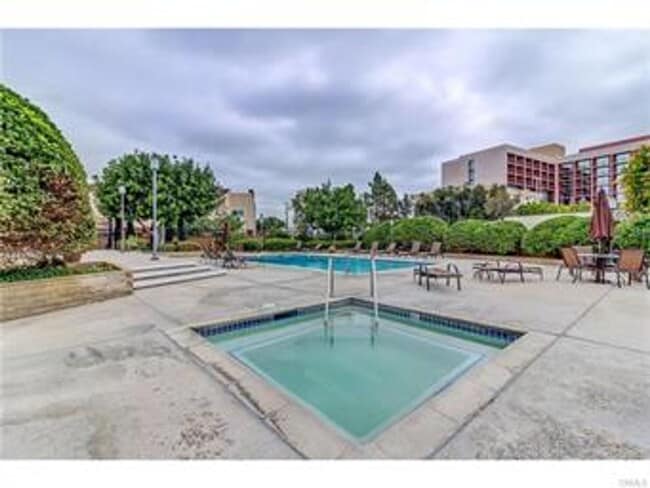 Building Photo - Spacious end unit-3 bedroom townhome in a prime Costa Mesa location