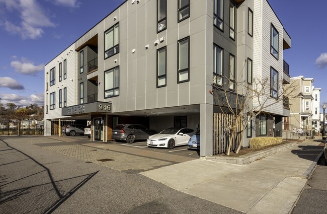 Building Photo - 946 Saratoga St