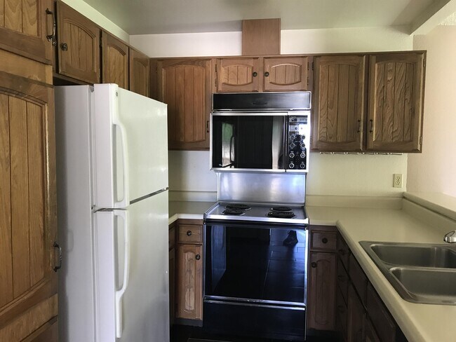 Building Photo - 3400 Sullivan Ct