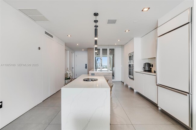 Building Photo - 460 NE 28th St