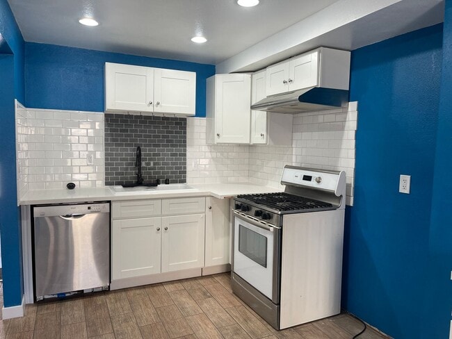 Building Photo - Secluded 2b/2.5b condo in Oxnard