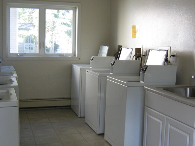 Building Photo - Executive Estates Apartments
