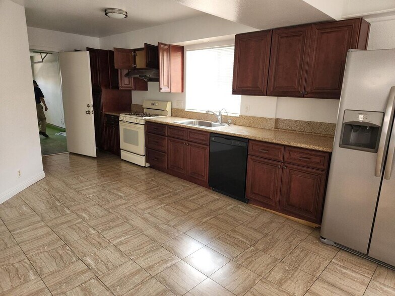 Building Photo - 1613 Royal Palm Dr