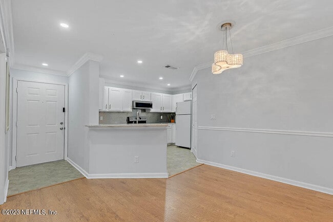 Building Photo - 400 Sandiron Cir