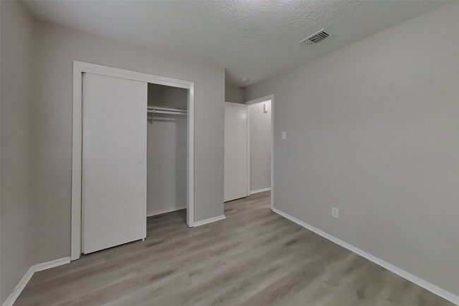 Building Photo - 14831 Waterside Dr