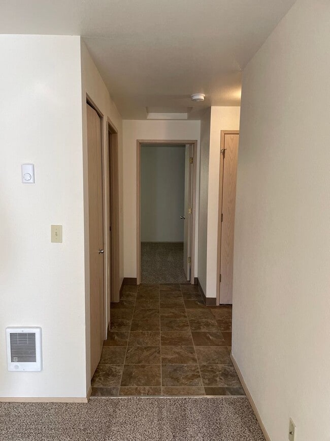 Building Photo - 1 Bedroom 1 Bath Apartment - Second Floor!