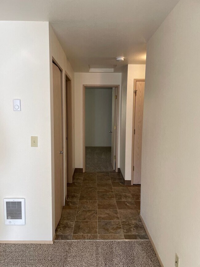 Building Photo - Rent Special: 1/2 Off April's Rent!! 1 Bedroom 1 Bath Apartment - Second Floor!