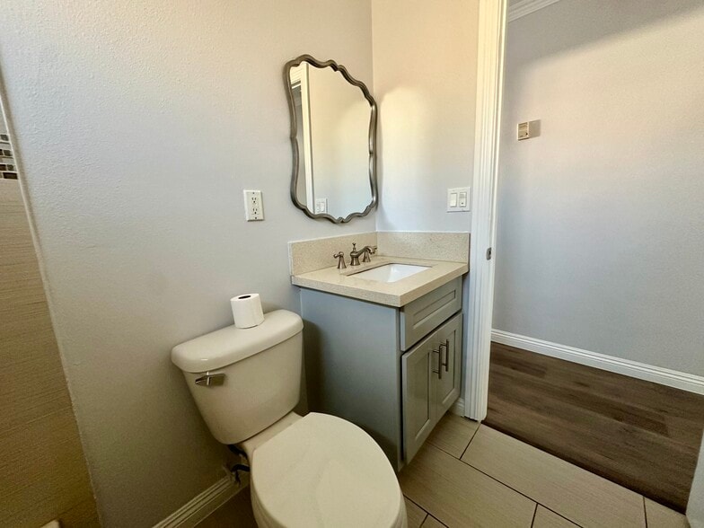 Building Photo - 4315 Kenwood Ave