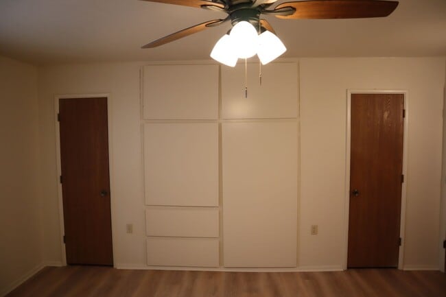 Building Photo - Livable, Lovable, & Avaiable!