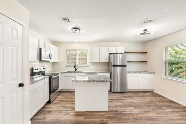 Building Photo - Recently Remodeled 3 bed, 2 bath, with 2-car Garage!