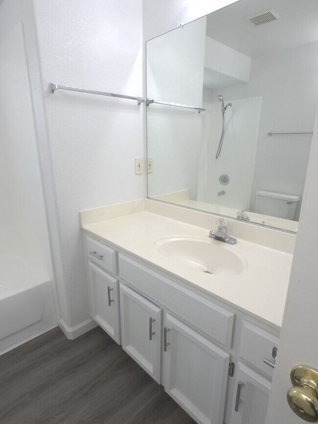 Building Photo - Elk Grove - HOUSE  FOR RENT!