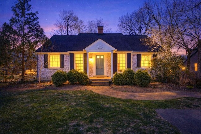 Building Photo - Beautiful 4BD/3.5BA home in the heart of Green Hills.