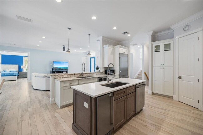 Building Photo - Furnished, Yearly 4bd Home on Siesta Key
