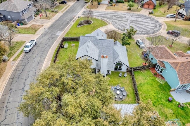 Building Photo - 901 Oakcrest Cir