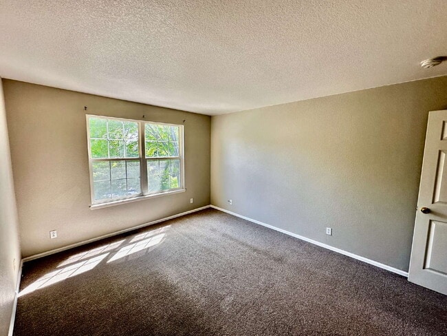 Building Photo - Available Immediately! Charming and cozy townhome in Thornton!