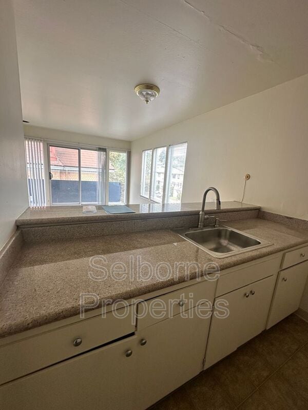 Building Photo - 356 Jayne Ave