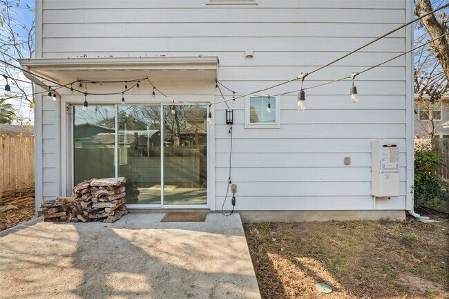 Building Photo - 1003 Fiesta St