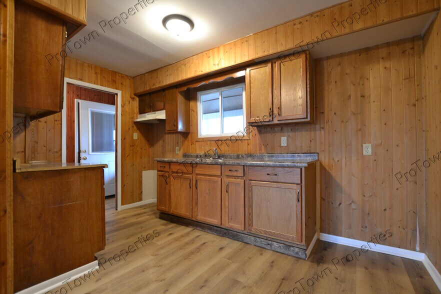 Building Photo - 16 S Hammes Ave