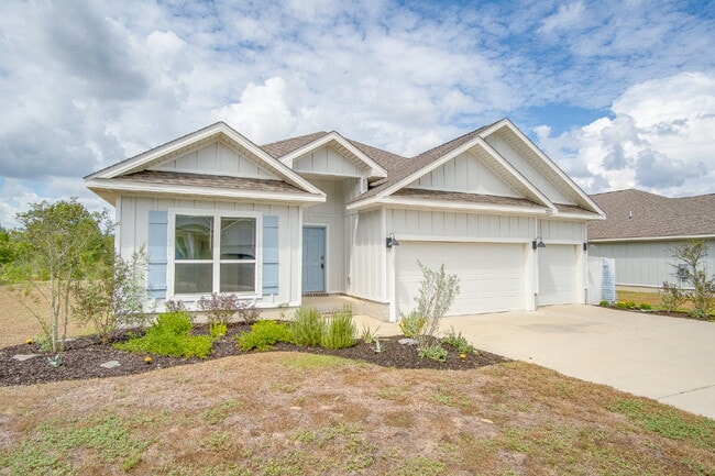 Building Photo - Holiday Sunshine! Deer Run 4BR/3BA Home – Solar, Community Pool & ½ Deposit for Active Military