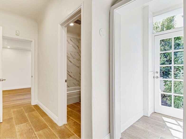 Building Photo - 10563 Lindbrook Dr