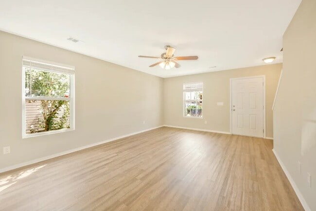 Building Photo - 2888 Creekbend Dr