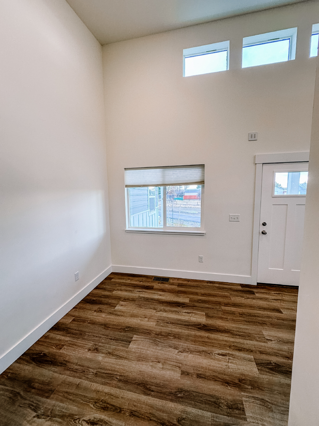 Building Photo - $500 OFF FIRST MONTHS RENT