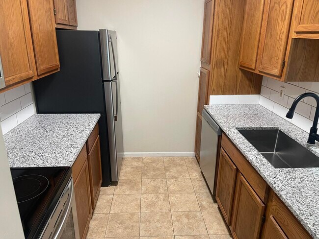 Building Photo - 3005 Fernwood Ave