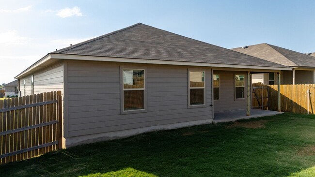 Building Photo - 4 bedroom 2 bath in Creekside Hills with Pool Access