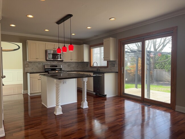 Building Photo - 552 Fairfax Ln