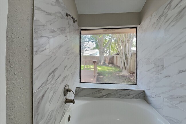 Building Photo - 2811 Pineleaf Dr