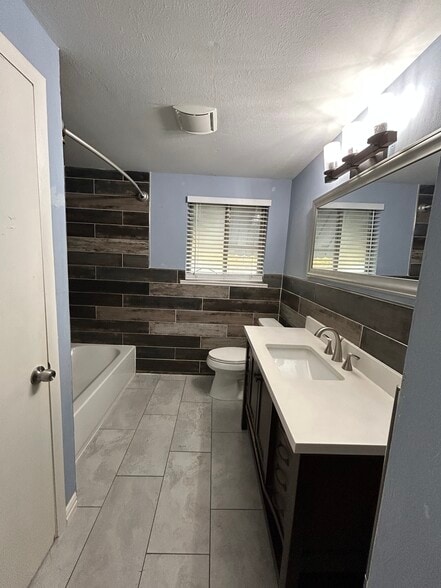 Upstairs Bath - 6252 Westcreek Dr