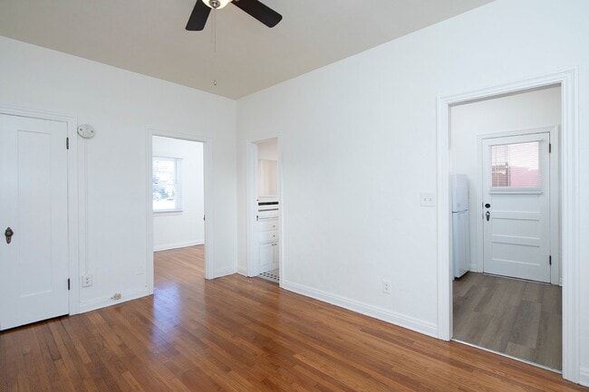 Building Photo - 2 WEEKS FREE!!! Rare 1 Bedroom in a Fantas...