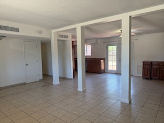 Building Photo - Casas Del Oeste