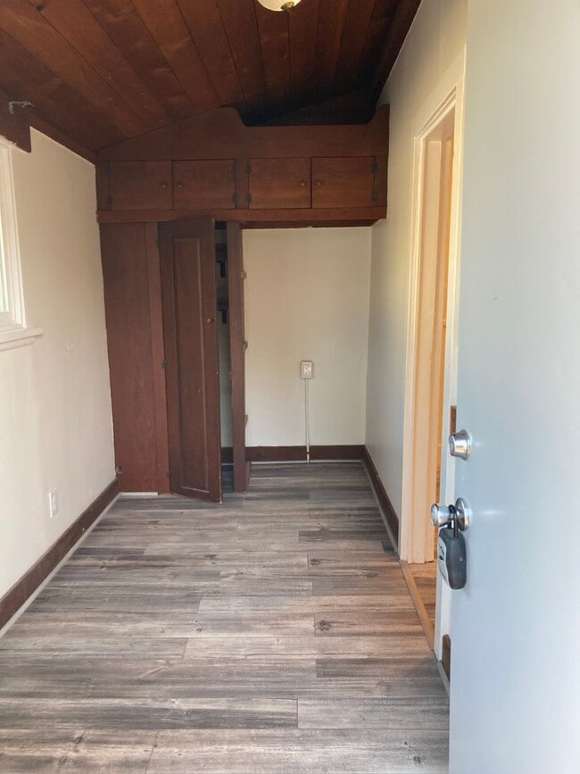 Building Photo - Remodeled Tri-Plex Minutes Away from the Beach!