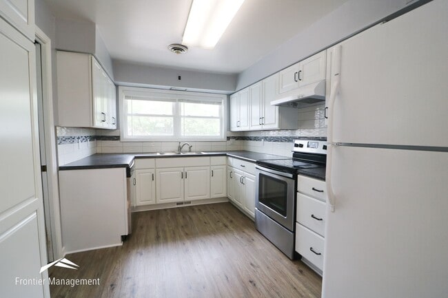 Building Photo - Three Bedroom Home Near Westloop Shopping ...