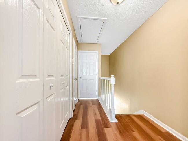 Building Photo - 2 Bedroom 1.5 Bath