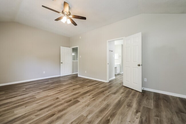 Building Photo - 18450 Hollow Oaks Cir