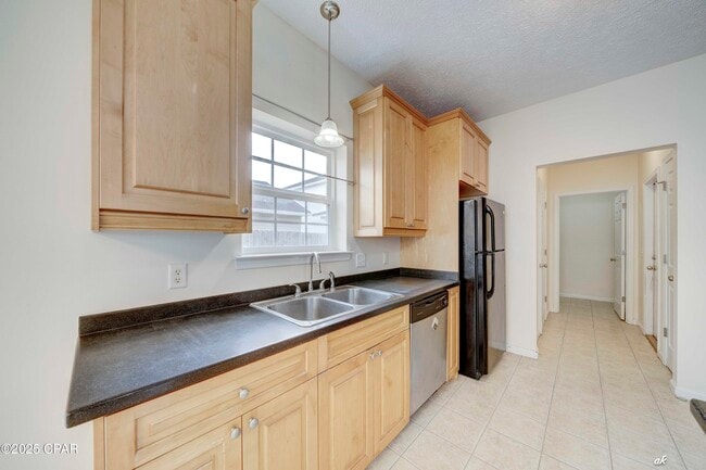 Building Photo - 2608 Laurel Dr