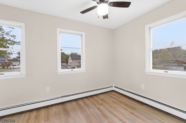 Building Photo - 400 Main St