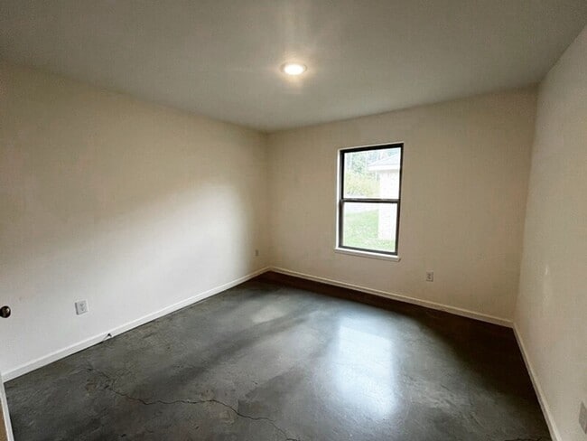 Building Photo - Charming 3-Bedroom Retreat in the Heart of...