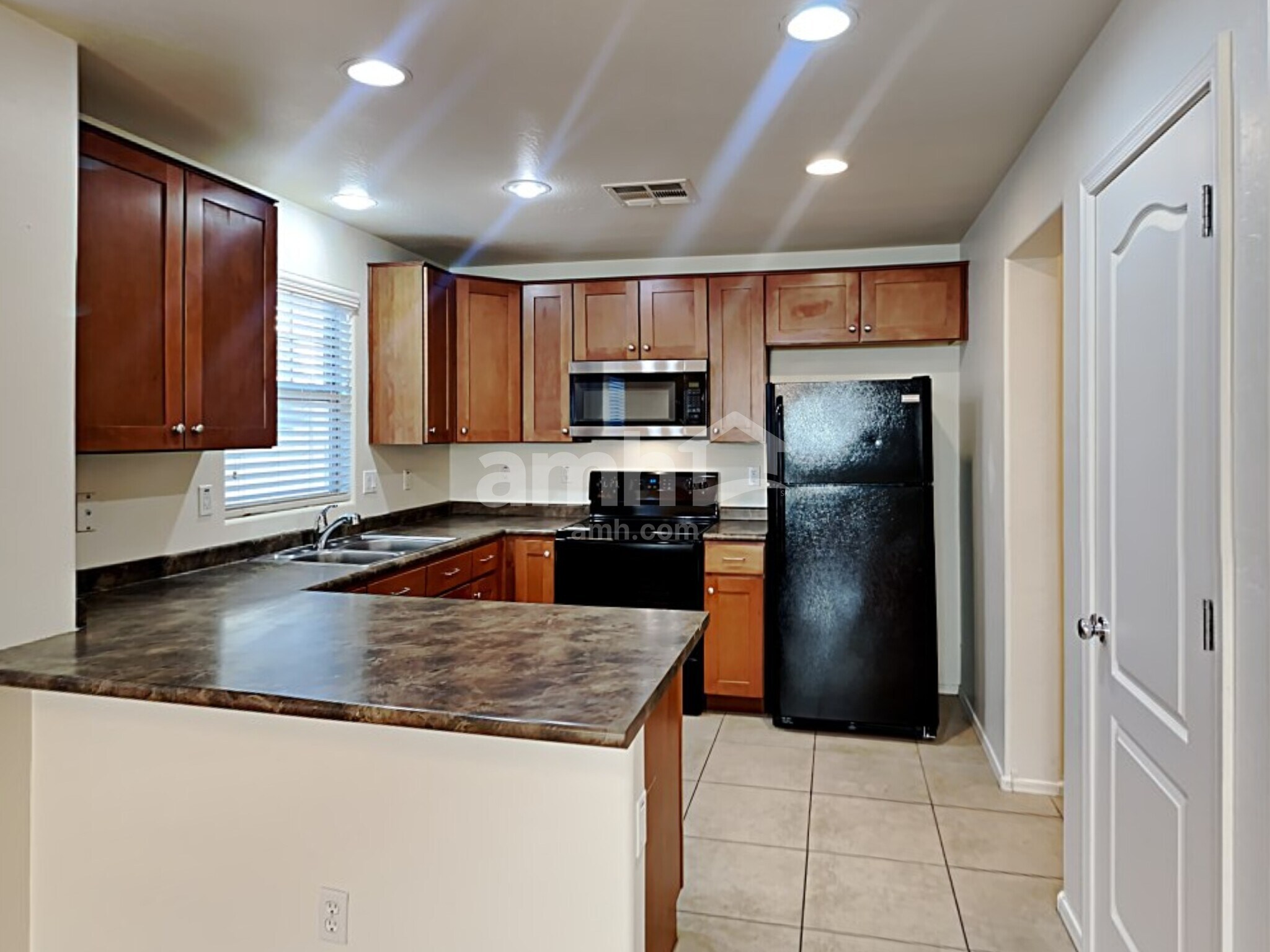 Building Photo - 2549 E Bart St