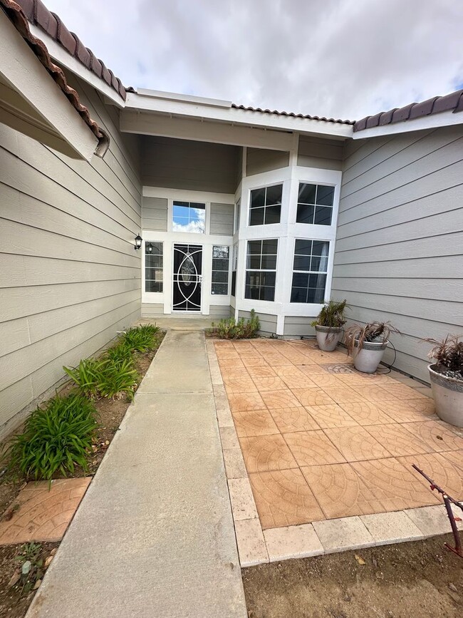 Building Photo - West Palmdale Pool Home