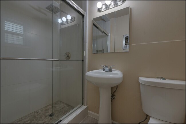 Building Photo - 4040 Bancroft Dr